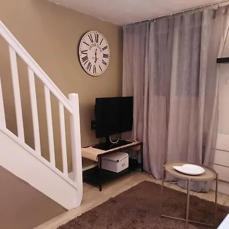 Charming Duplex Near *